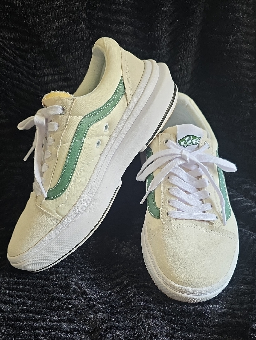 Vans Low-Top Sneakers in Cream with Green Stripe